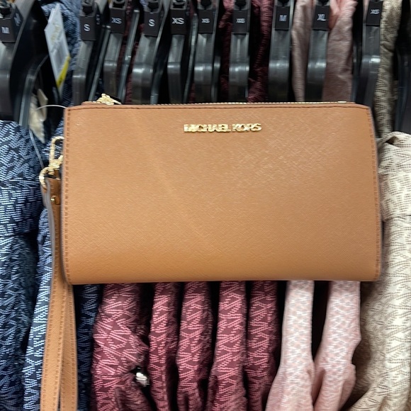 MICHAEL KORS LARGE DOUBLE ZIP WRISTLET WALLET PHONE CASE CLUTCH 
Luggage - Picture 3 of 16